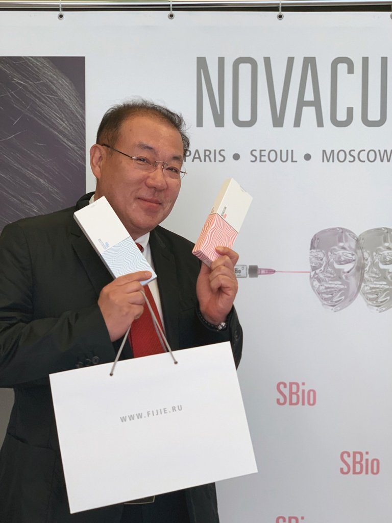 фото: хирург Южной Кореи Lee Yongseob на конференции Novacutan